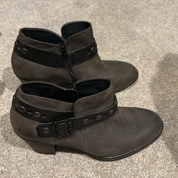 EUC Paul Green heeled moto-style bootie, gray and black.  Size 6.5 UK/ 9 US - Picture 4 of 8